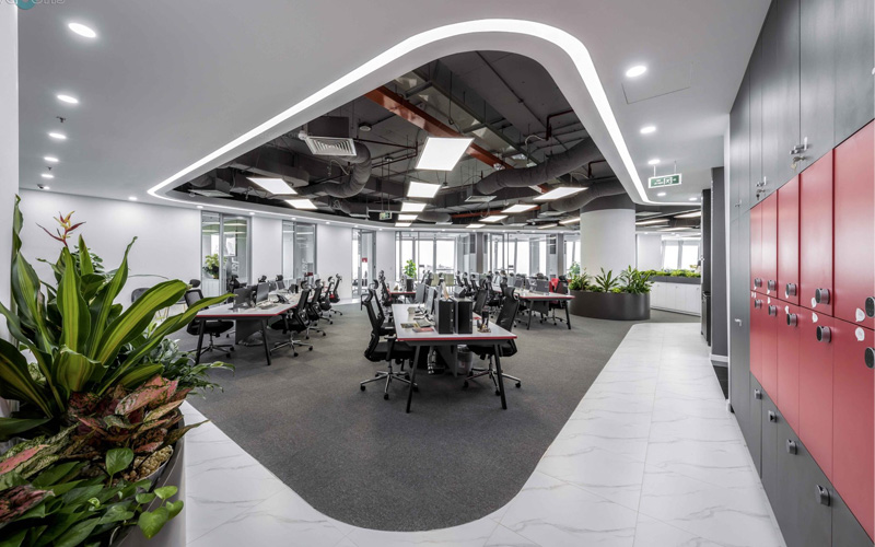 Không gian làm việc mở với bàn cụm có thể di chuyển linh hoạt