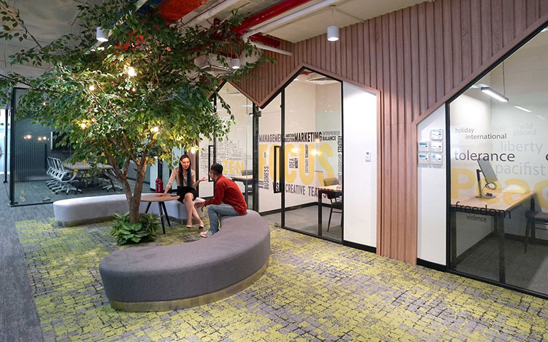 Khu vực làm việc nhóm trong văn phòng với thiết kế mở